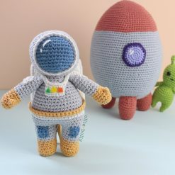 Alternative view of Roberta the Astronaut Amigurumi Crochet (Pattern Only)